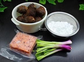 准备食材：芋头、粘米粉、鲜虾、葱白等食材；