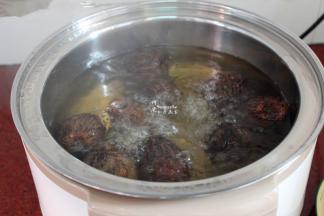 芋头洗净，放入锅中煮熟；