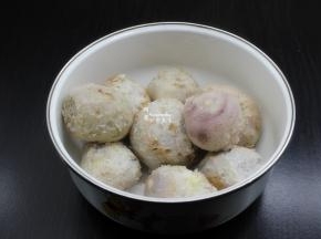 煮熟的芋头去皮；