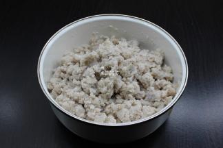 芋头去皮，斩碎；