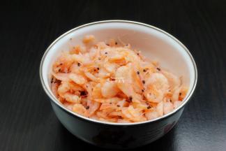 鲜虾解冻，洗净，沥干水；