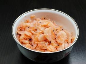 鲜虾解冻，洗净，沥干水；