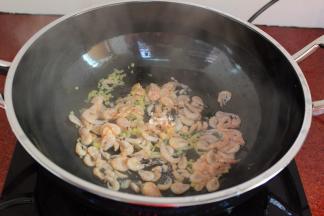 热锅，倒油，倒入鲜虾、姜粉煸香；