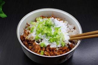 把煸香的鲜虾、粘米粉、葱白一起倒入芋头泥，放盐、五香粉一起拌均；