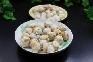 拌均好的芋泥，做成丸子；