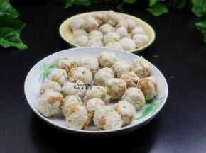 拌均好的芋泥，做成丸子；