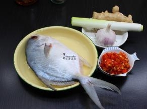 准备食材：金鲳鱼、剁椒、大蒜、蒜、生姜等；
