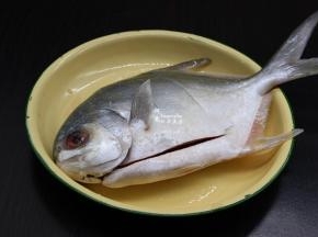 金鲳鱼去鱼鳞、去内脏、去鱼鳃，洗净沥干水；
