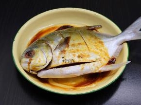 给鱼做一个按摩，放盐、料酒、生抽、油均匀的按摩，腌制5分钟；