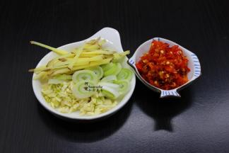 把生姜、大蒜、蒜、剁椒都准备好；