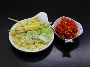 把生姜、大蒜、蒜、剁椒都准备好；