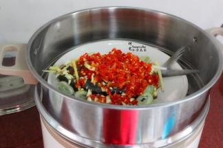 清水煮沸，把鱼放入蒸锅中；
