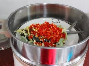 清水煮沸，把鱼放入蒸锅中；