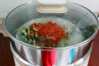 盖上盖子，大火蒸12分钟；PS：鱼的大小和火的大小有关，具体时间略有不同。