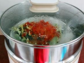 盖上盖子，大火蒸12分钟；PS：鱼的大小和火的大小有关，具体时间略有不同。