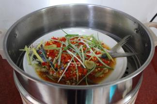 蒸好的鱼，放些香菜，即可出锅