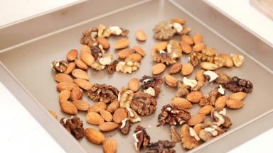 巴旦木和核桃（根据个人喜好也可以加些其他坚果），烤箱160℃，中层，烘烤5分钟，烘出香气