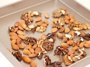 巴旦木和核桃（根据个人喜好也可以加些其他坚果），烤箱160℃，中层，烘烤5分钟，烘出香气
