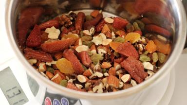 烘烤好的坚果切的比较小块，和果干混合秤量。最后不够230g的话就看心情再加几种就好啦~