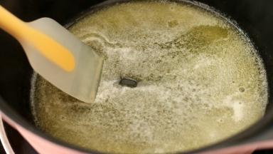 黄油用小火融化，不要煮沸哦