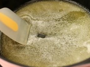黄油用小火融化，不要煮沸哦