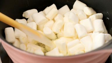 放入棉花糖，慢慢画圈搅拌