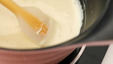 混合搅拌至棉花糖溶液和黄油完全融合成为一体，如果还看得到分离开的黄油和棉花糖就要继续边加热边搅拌。