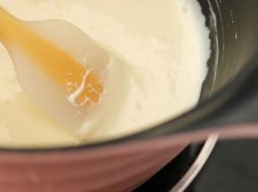 混合搅拌至棉花糖溶液和黄油完全融合成为一体，如果还看得到分离开的黄油和棉花糖就要继续边加热边搅拌。