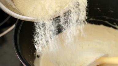 秤量好需要的奶粉，如同下雨般的倒入棉花糖糊，不要一次集中哗啦一下就倒进去。容易混合不均匀