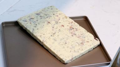 完全凉透后，烤盘倒过来轻磕几下就可以完美脱模咯~~~准备一把比较锋利的刀，开始愉快的切切切就好咯