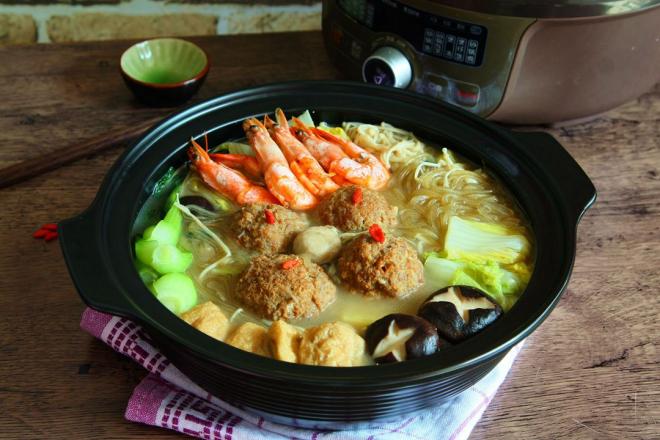 骨汤丸子鲜虾煲