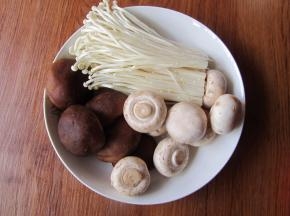 香菇、口蘑清洗干净，金针菇洗净掰散
