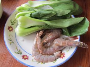 大虾剪去虾枪、虾腿，挑去虾线，油菜洗净备用