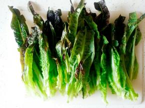 准备莴苣叶，洗干净沥干水分