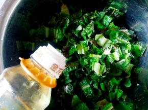 放入油搅拌均匀，再放入食用碱、盐、五香粉，搅拌均匀