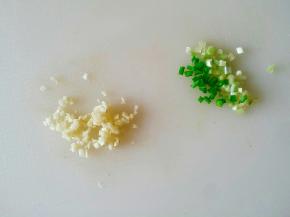 蒜切末，葱切小段