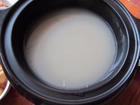 锅内倒入骨头汤