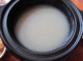 锅内倒入骨头汤