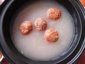 放入丸子煮开15分钟