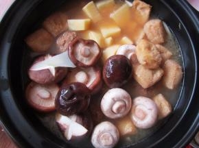 倒入土豆、香菇、口蘑煮开10分钟