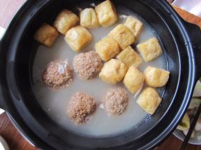 下入豆腐泡，调入适量盐和生抽煮开10分钟