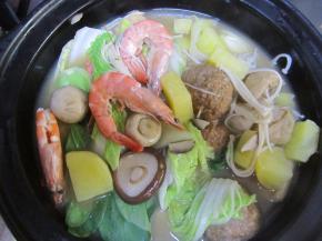 下入白菜和虾煮开