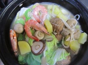 下入白菜和虾煮开