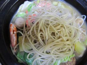 最后下入粉条煮至变软即可