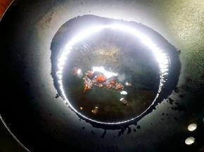 热锅做油，放干辣椒、花椒煸出香味，滤掉料渣