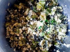 烧好的料油，浇入蒜末葱段上，激出香味