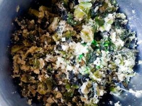 烧好的料油，浇入蒜末葱段上，激出香味