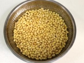 黄豆提前一晚进行清洗干净，用水浸泡。