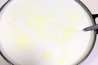 接着往浆里加入3小匙盐和3小匙鸡精。