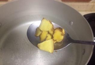 取锅加水放入姜片准备煮腊肉